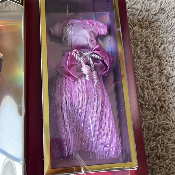 Rainbow High Lila Yamamoto Fashion Doll w/ 2 Designer Outfits + 2 BONUS Tins - Picture 3 of 6